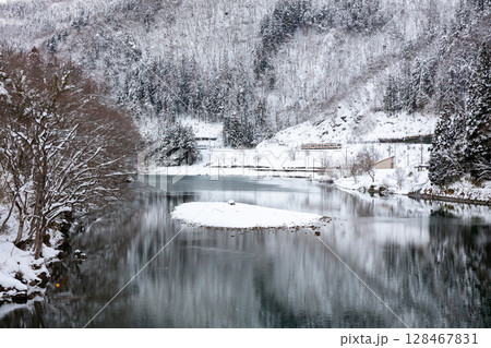 【高山本線】雪景色の奥飛騨を走行する普通列車 128467831
