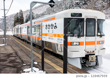 【高山本線】冬の坂上駅に停車する普通列車 128467939