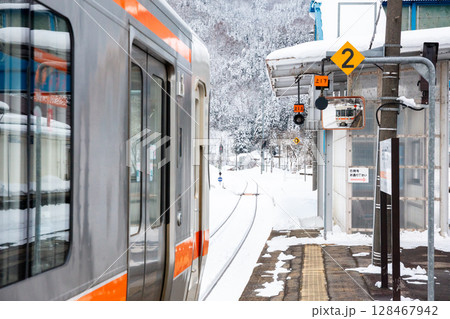 【高山本線】冬の坂上駅に停車する普通列車 128467942
