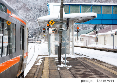 【高山本線】坂上駅で特急列車と交換する普通列車 128467944