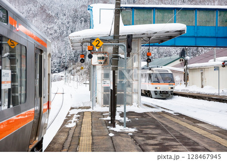 【高山本線】坂上駅で特急列車と交換する普通列車 128467945