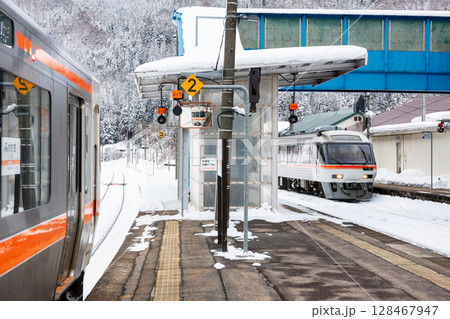 【高山本線】坂上駅で特急列車と交換する普通列車 【高山本線】坂上駅で特急列車と交換する普通列車 128467947