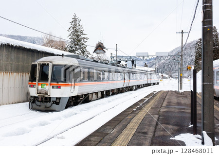 【高山本線】冬の坂上駅を通過する特急ひだ 【高山本線】冬の坂上駅を通過する特急ひだ 128468011