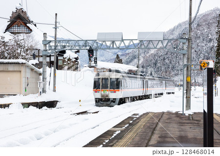 【高山本線】冬の坂上駅を通過する特急ひだ 【高山本線】冬の坂上駅を通過する特急ひだ 128468014