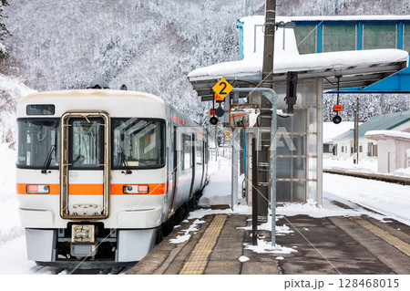 【高山本線】冬の坂上駅を発車する普通列車 128468015