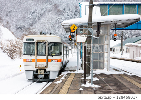 【高山本線】冬の坂上駅を発車する普通列車 128468017