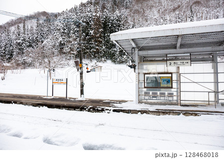 【高山本線】冬の坂上駅の2番、3番線ホーム 128468018