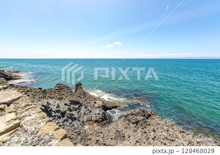角田岬からの海岸の風景 128468029