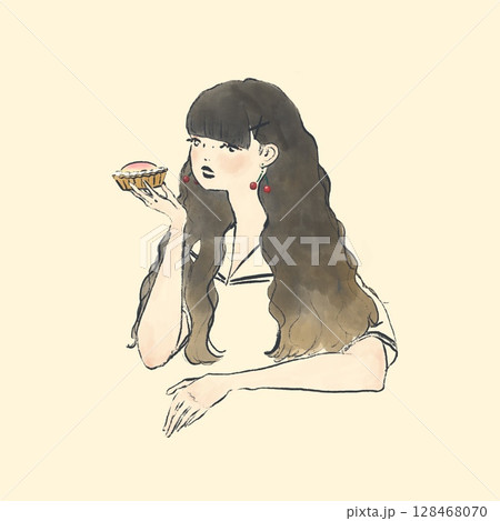桃のタルトを食べるさくらんぼのイヤリングをした女性 128468070