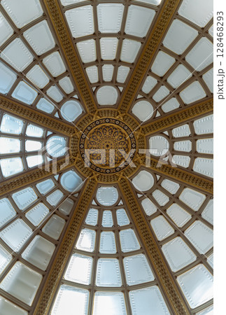 the large glass domed ceiling that forms part of the ceiling within the main hall or lobby of the National Gallery. 128468293