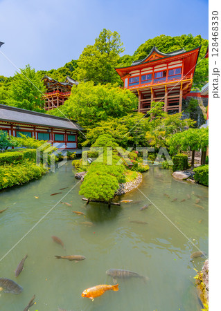 (佐賀県)祐徳稲荷神社 神池と御本殿 (佐賀県)祐徳稲荷神社 神池と御本殿 128468330