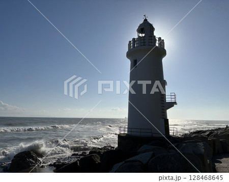 朝日を浴びる灯台 朝日を浴びる灯台 128468645