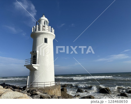 朝日を浴びる灯台 朝日を浴びる灯台 128468650