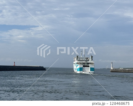 帰港するフェリー 128468675