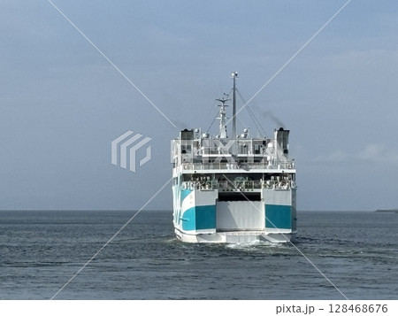 帰港するフェリー 128468676