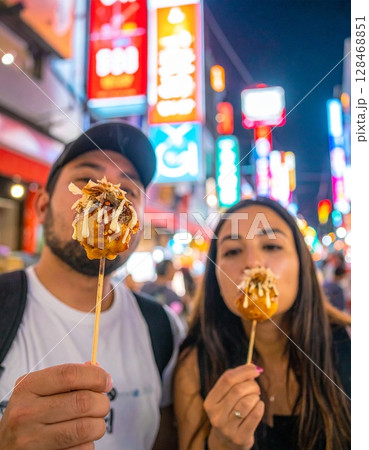 ネオンきらめく道頓堀で味わうたこ焼きデート 128468851
