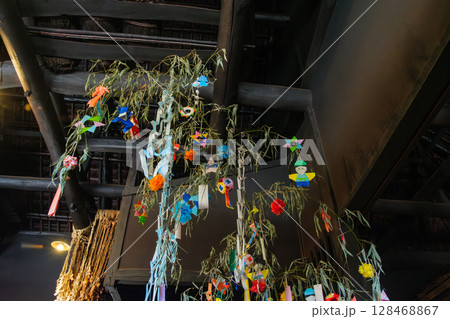 七夕飾りと明かり 七夕飾りと明かり 128468867