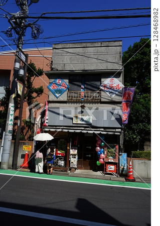 昭和レトロの風情漂う駄菓子屋　6月中野21駄菓子店ぎふ屋 128468982