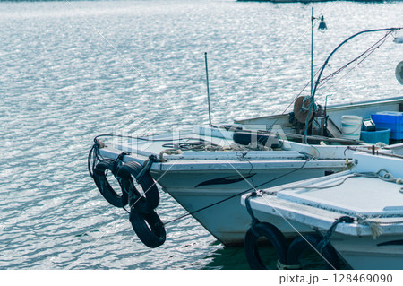 滋賀県近江八幡市から琵琶湖の沖合約1.5㎞に浮かぶ沖島の島内を撮影 滋賀県近江八幡市から琵琶湖の沖合約1.5㎞に浮かぶ沖島の島内を撮影 128469090