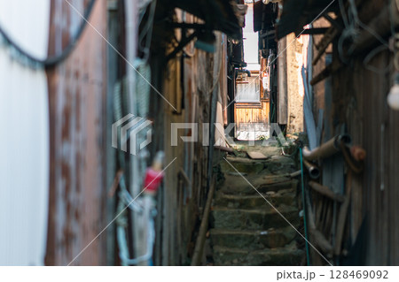 滋賀県近江八幡市から琵琶湖の沖合約1.5㎞に浮かぶ沖島の島内を撮影 128469092