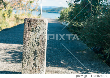 滋賀県近江八幡市から琵琶湖の沖合約1.5㎞に浮かぶ沖島の島内を撮影 滋賀県近江八幡市から琵琶湖の沖合約1.5㎞に浮かぶ沖島の島内を撮影 128469099