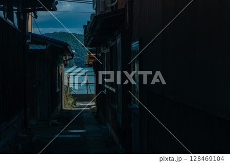 滋賀県近江八幡市から琵琶湖の沖合約1.5㎞に浮かぶ沖島の島内を撮影 128469104