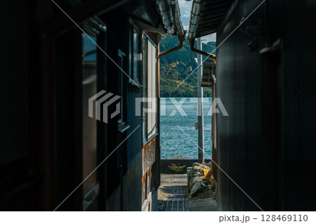 滋賀県近江八幡市から琵琶湖の沖合約1.5㎞に浮かぶ沖島の島内を撮影 128469110