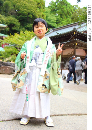 七五三で神社にお参りに来た子供 128469134