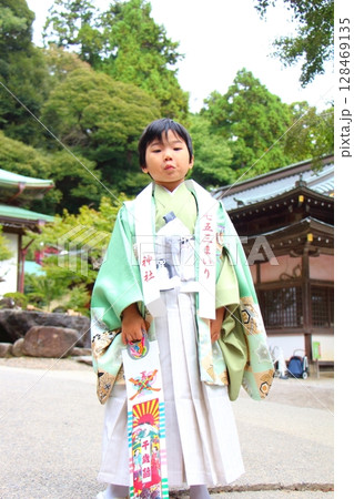 七五三で神社にお参りに来た子供 七五三で神社にお参りに来た子供 128469135