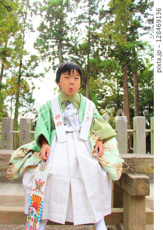 七五三で神社にお参りに来た子供 128469136