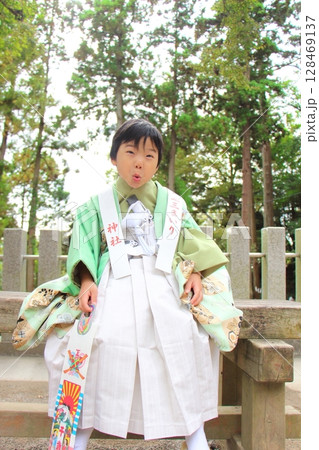 七五三で神社にお参りに来た子供 128469137
