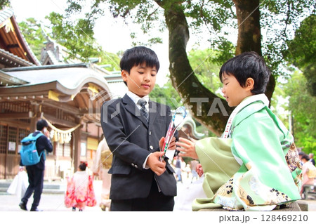 七五三で神社にお参りに来た子供 七五三で神社にお参りに来た子供 128469210