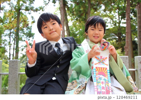 七五三で神社にお参りに来た子供 七五三で神社にお参りに来た子供 128469211