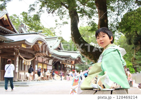 七五三で神社にお参りに来た子供 七五三で神社にお参りに来た子供 128469214