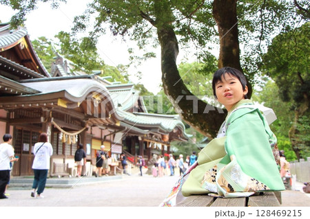 七五三で神社にお参りに来た子供 128469215