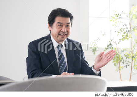 営業や商談打ち合わせなどでどうですか?と聞く男性 営業や商談打ち合わせなどでどうですか?と聞く男性 128469300