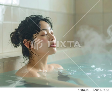 お風呂でリラックスする女性 128469428