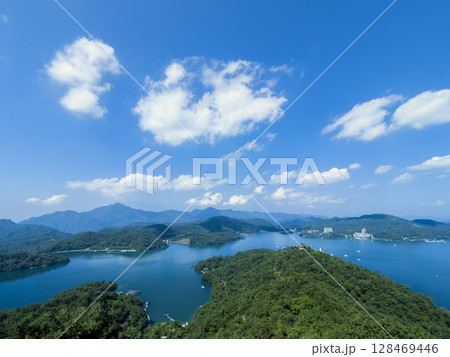 台湾・日月潭と山並みの絶景 / Sun Moon Lake, Taiwan 台湾・日月潭と山並みの絶景 / Sun Moon Lake, Taiwan 128469446