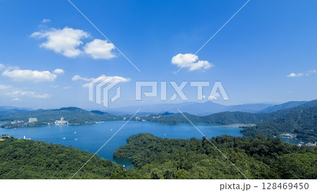 台湾・日月潭を望む絶景パノラマ / Sun Moon Lake, Taiwan 128469450