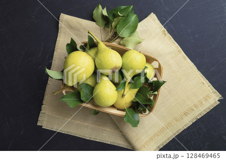 Pears. Fresh sweet organic pears with leaves. Frame of autumn harvest fruits. Top view. Food background. Mock up. 128469465
