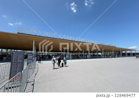 快晴の青空でお客様を出迎える大阪・関西万博の西ゲート入口（日本 大阪府大阪市） 128469477