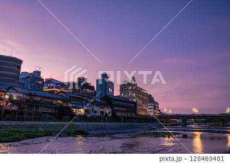 黄昏時の京都鴨川　四条大橋下流側 128469481