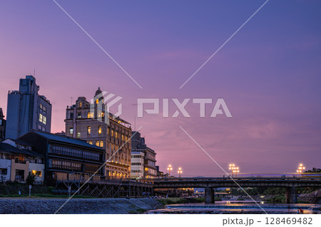 黄昏時の京都鴨川　四条大橋下流側 128469482