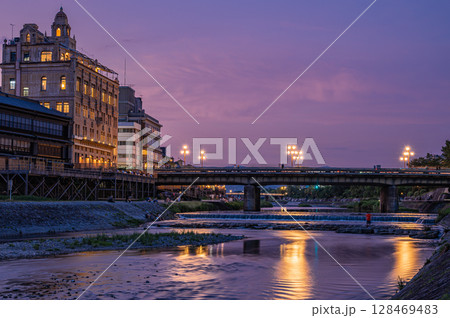 黄昏時の京都鴨川 四条大橋下流側 黄昏時の京都鴨川 四条大橋下流側 128469483