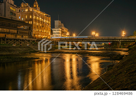 京都鴨川夜景 四条大橋下流側 京都鴨川夜景 四条大橋下流側 128469486