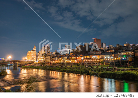 京都鴨川夜景 四条大橋上流側 京都鴨川夜景 四条大橋上流側 128469488