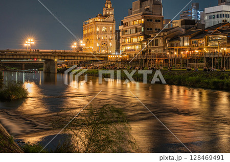 京都鴨川夜景　四条大橋上流側 128469491