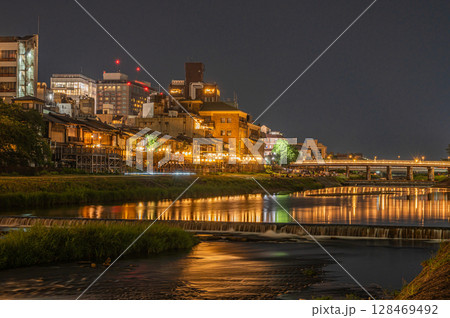京都鴨川夜景　三条大橋下流側 128469492