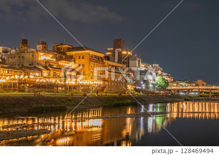 京都鴨川夜景　三条大橋下流側 128469494