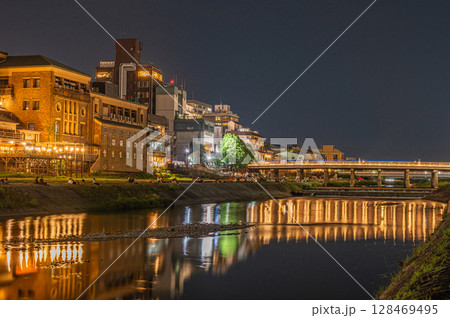 京都鴨川夜景　三条大橋下流側 128469495